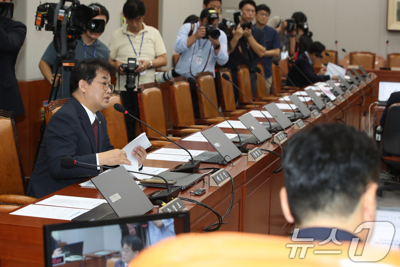 (서울=뉴스1) 이광호 기자 = 배준영 국민의힘 원내수석부대표(왼쪽)가 9일 오전 서울 여의도 국회에서 열린 운영위원회 전체회의에 참석해 의사진행 발언을 하고 있다. 이날 전체회의 …