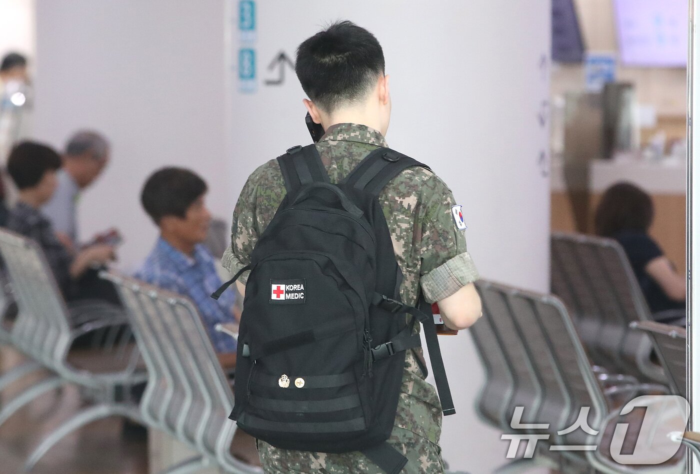 본문 이미지 - 9일 서울 시내의 한 대학병원에서 군인이 지나가고 있다. 2024.9.9/뉴스1 ⓒ News1 임세영 기자