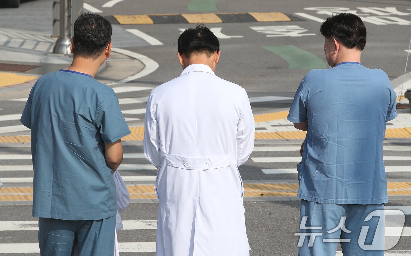 본문 이미지 - 의사 부족에 따른 응급실 의료대란에 정부가 군의관을 추가 투입하기로 한 9일 서울 시내의 한 대학병원에서 의료진이 지나가고 있다. 추석 연휴를 앞두고 응급실을 둘러싼 불안감이 커지고 있는 가운데 정부는 오늘 추가로 군의관 235명을 응급의료를 중심으로 인력이 필요한 의료기관에 배치한다. 2024.9.9/뉴스1 ⓒ News1 임세영 기자