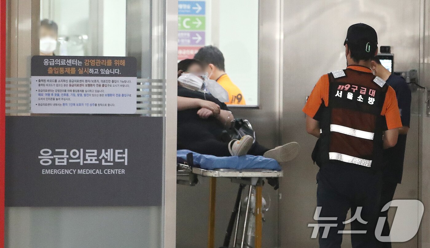 본문 이미지 - 의사 부족에 따른 응급실 의료대란에 정부가 군의관을 추가 투입하기로 한 9일 서울 시내의 한 대학병원 권역응급의료센터에서 환자들이 입실을 기다리고 있다. 추석 연휴를 앞두고 응급실을 둘러싼 불안감이 커지고 있는 가운데 정부는 오늘 추가로 군의관 235명을 응급의료를 중심으로 인력이 필요한 의료기관에 배치한다. 2024.9.9/뉴스1 ⓒ News1 임세영 기자