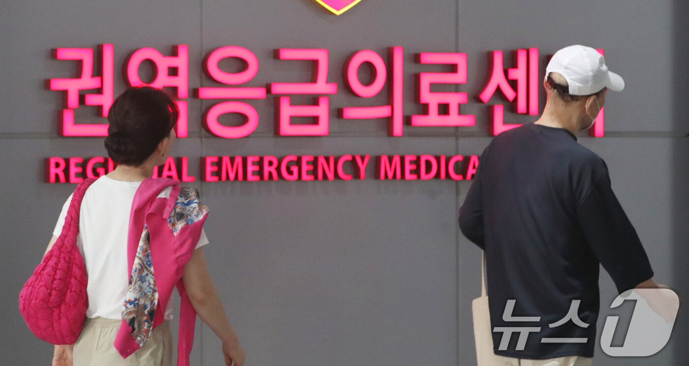 본문 이미지 - 의사 부족에 따른 응급실 의료대란에 정부가 군의관을 추가 투입하기로 한 9일 서울 시내의 한 대학병원 권역응급의료센터 앞을 시민들이 지나고 있다. 추석 연휴를 앞두고 응급실을 둘러싼 불안감이 커지고 있는 가운데 정부는 오늘 추가로 군의관 235명을 응급의료를 중심으로 인력이 필요한 의료기관에 배치한다. 2024.9.9/뉴스1 ⓒ News1 임세영 기자