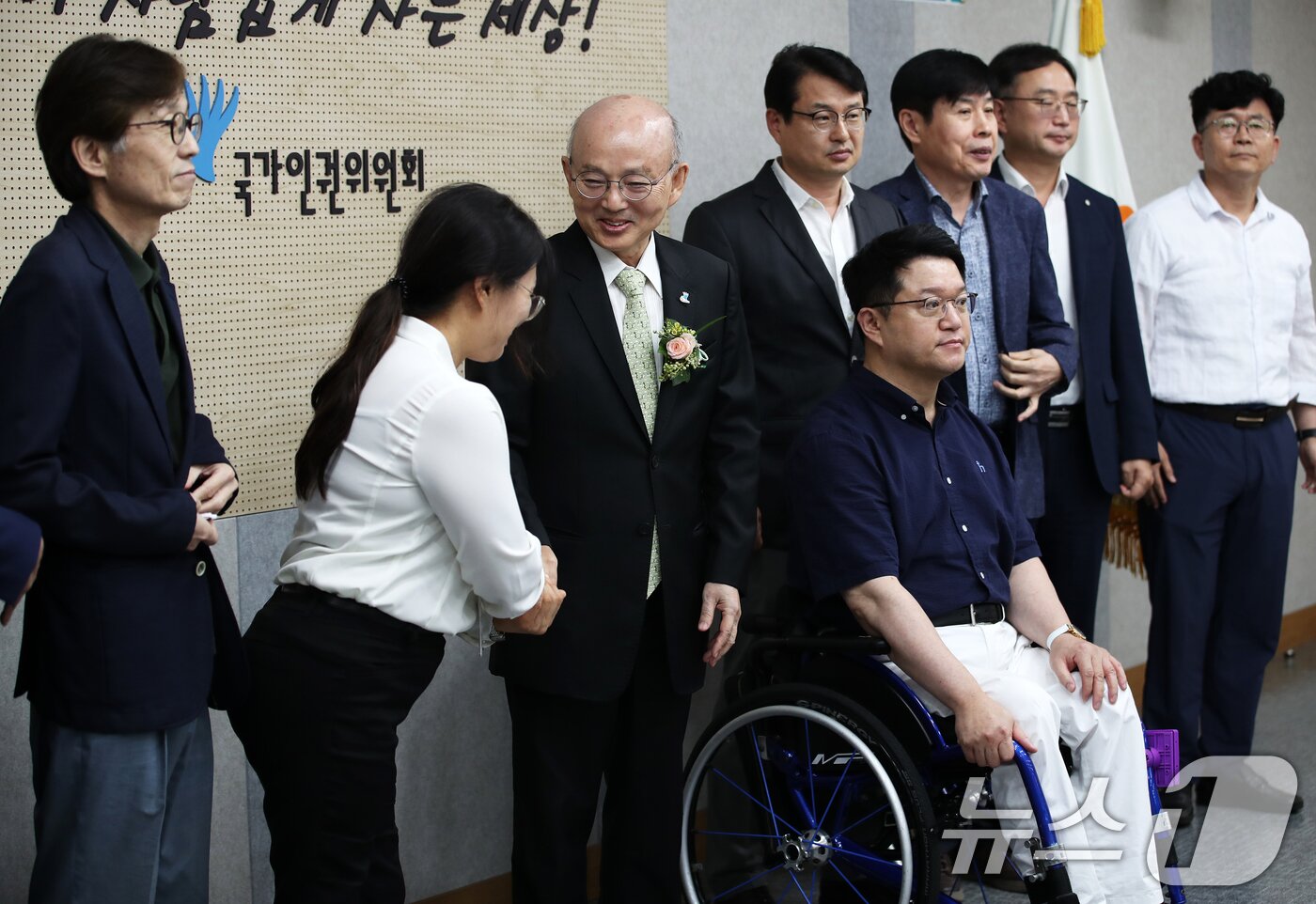 본문 이미지 - 안창호 신임 국가인권위원장이 9일 오전 서울 중구 인권위 인권교육센터에서 열린 취임식에서 직원들과 인사를 나누고 있다. 안 위원장은 사법연수원 14기를 수료한 뒤 서울지검 검사, 법무부 법무실 인권과 검사, 대전지검 검사장, 서울고검 검사장, 헌재 재판관, 법무법인 화우 고문변호사 등을 역임했다. 안 위원장의 임기는 2027년 9월 5일까지다. 2024.9.9/뉴스1 ⓒ News1 오대일 기자