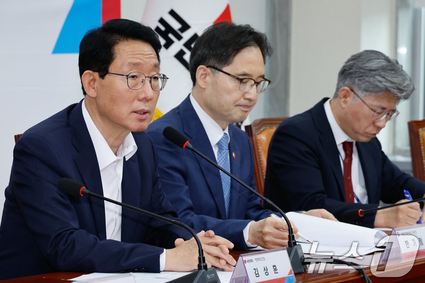 본문 이미지 - 김상훈 국민의힘 정책위의장이 9일 서울 여의도 국회에서 열린 '플랫폼 공정경쟁 촉진 및 티몬·위메프사태 재발방지 입법방향 당정협의회'에 참석해 인사말을 하고 있다. 왼쪽부터 김 정책위의장, 한기정 공정거래위원장, 남동일 사무처장. 2024.9.9/뉴스1 ⓒ News1 안은나 기자