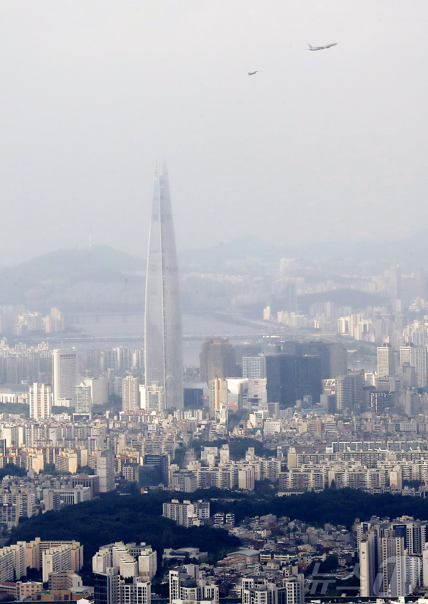 (서울=뉴스1) 권현진 기자 = 국군의 날을 한달여 앞둔 9일 오후 서울 송파구 롯데월드타워 인근 상공에서 공군 전투기가 공중분열 실시를 위해 비행 예행연습을 하고 있다. 2024 …