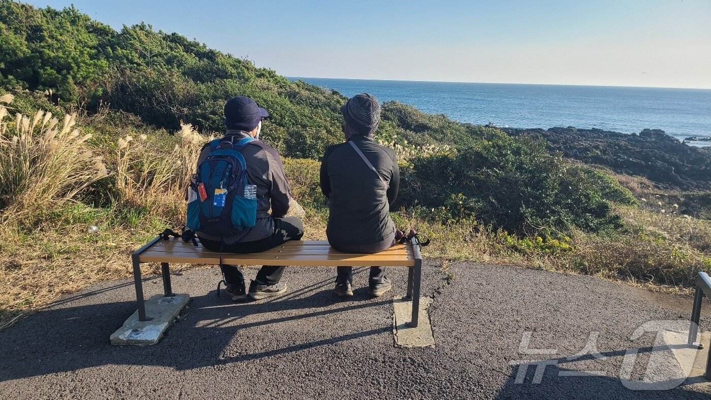 본문 이미지 - 간세팩토리가 올레길에 설치한 새활용 벤치(간세팩토리 제공)/뉴스1