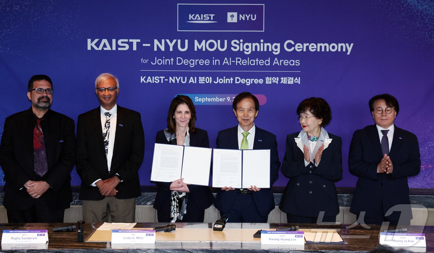 본문 이미지 - 이광형 KAIST 총장과 린다 밀스 뉴욕대하교 총장이 9일 서울 종로구 포시즌스호텔서울에서 인공지능 분야 공동학위제&#40;Joint Degree&#41; 도입을 위한 업무협약을 체결하고 있다. 2024.9.9/뉴스1 ⓒ News1 김명섭 기자