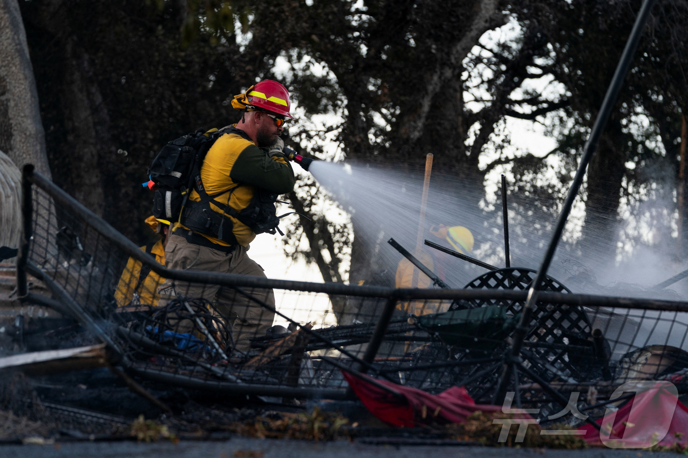 (클리어레이크 로이터=뉴스1) 윤주현 기자 = 8일(현지시간) 미국 캘리포니아주 클리어레이크시에서 소방관들이 불에 탄 주택에서 잔불 소화작업을 하고 있다. 2024.9.8ⓒ 로이터 …