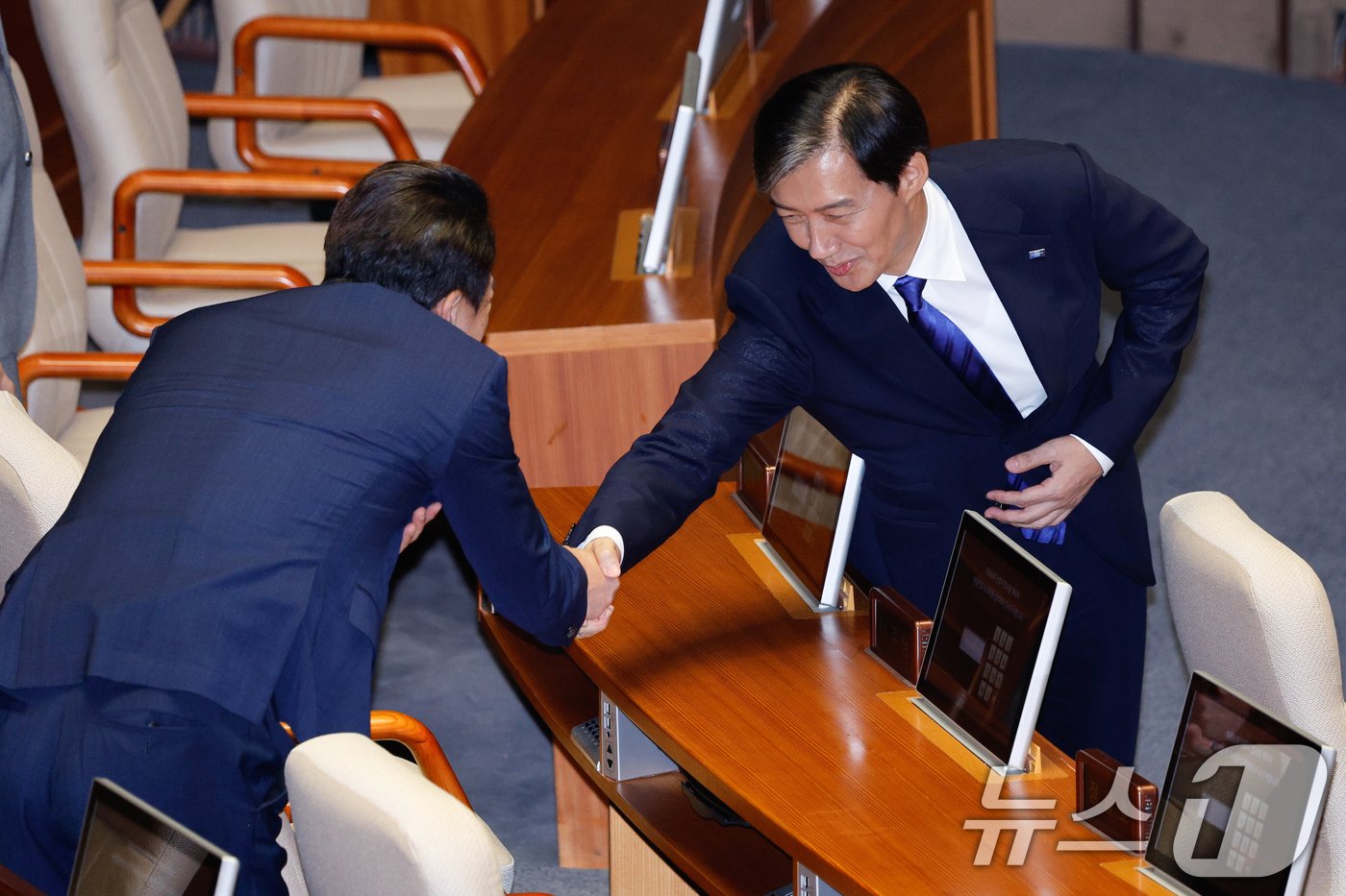 조국 조국혁신당 대표가 9일 오후 서울 여의도 국회 본회의장에서 비교섭단체 대표 연설을 앞두고 부승찬 더불어민주당 의원과 악수하고 있다. 2024.9.9/뉴스1 ⓒ News1 안은나 기자