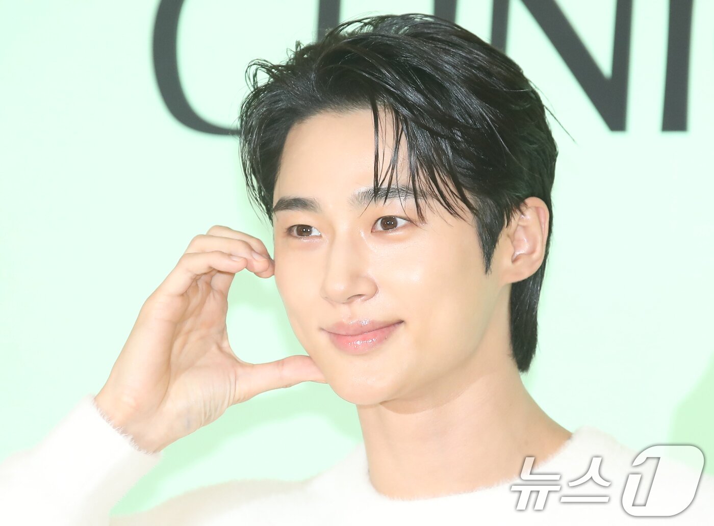 본문 이미지 - 배우 변우석이 9일 서울 송파구 잠실롯데백화점에서 열린 뷰티 브랜드 포토행사에 참석해 볼 하트를 그리고 있다. ⓒ News1 권현진 기자