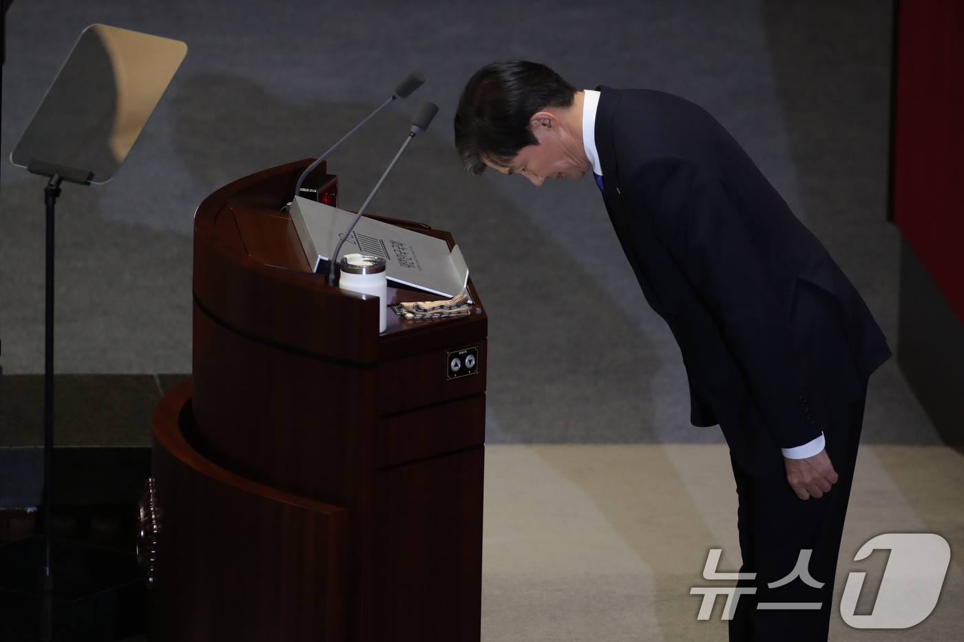 (서울=뉴스1) 이광호 기자 = 조국 조국혁신당 대표가 9일 오후 서울 여의도 국회 본회의장에서 비교섭단체 대표연설에 앞서 인사하고 있다. 2024.9.9/뉴스1