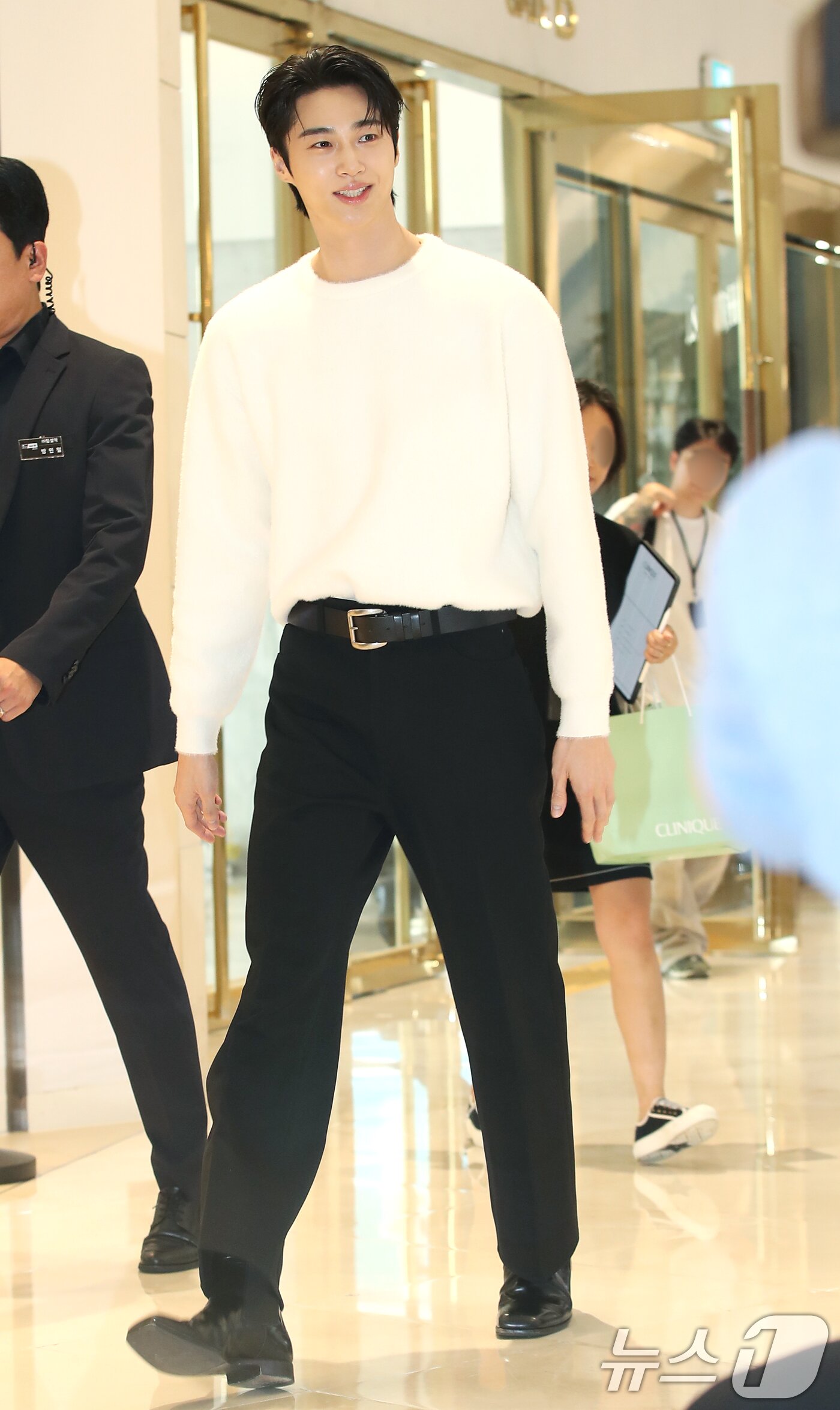 본문 이미지 - 배우 변우석이 9일 서울 송파구 잠실롯데백화점에서 열린 뷰티 브랜드 포토행사에 참석하고 있다. ⓒ News1 권현진 기자