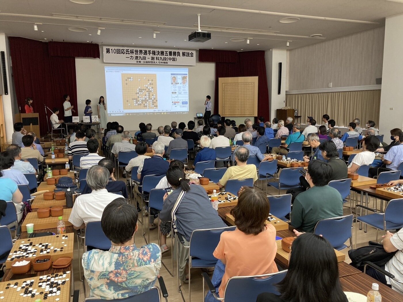 본문 이미지 - 응씨배 결승 3국 공개 해설자에 모인 일본 바둑팬들.(한국기원 제공)