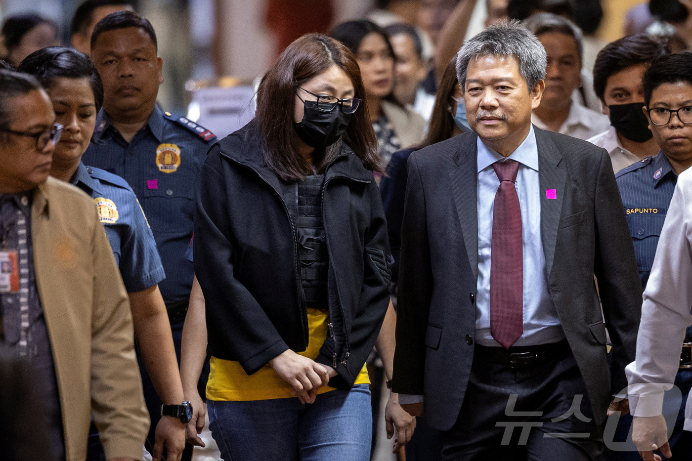 (파사이 로이터=뉴스1) 윤주현 기자 = 앨리스 궈 전 필리핀 밤반시 시장이 9일(현지시간) 필리핀 파사이시에서 열리는 상원 청문회에 참석했다. 그는 중국인이면서 필리핀인으로 신분 …