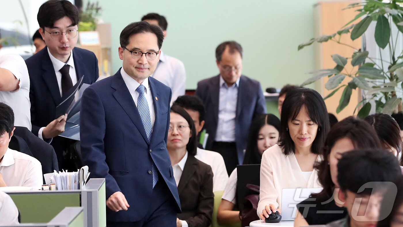 본문 이미지 - 한기정 공정거래위원장이 9일 오후 세종시 정부세종청사에서 열린 플랫폼 공정경쟁 촉진 및 티몬 · 위메프 사태 재발방지를 위한 입법 방향에 대한 당정협의 최종 내용을 발표하기 위해 공정거래위원회 기자실에 입장하고 있다.2024.9.9/뉴스1 ⓒ News1 김기남 기자