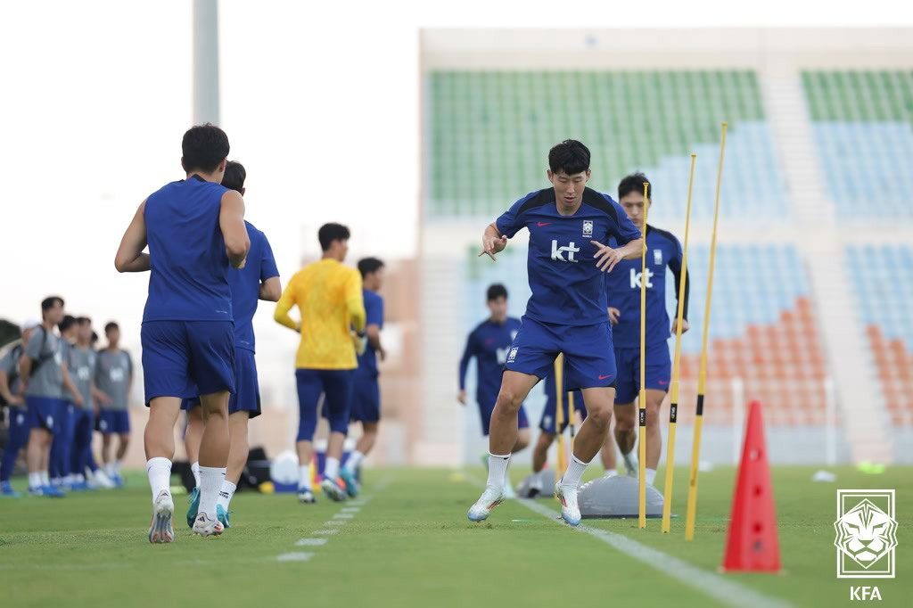 홍명보 감독이 이끄는 축구 대표팀이 8일&#40;현지시간&#41; 오만 무스카트 인근 알시브 스타디움에서 훈련을 진행했다. &#40;대한축구협회 제공&#41;