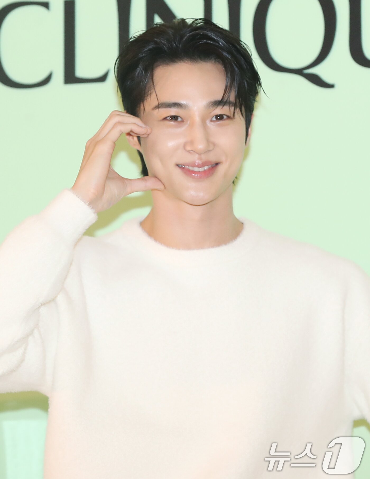 본문 이미지 - 배우 변우석이 9일 서울 송파구 잠실롯데백화점에서 열린 뷰티 브랜드 포토행사에 참석해 볼 하트 포즈를 취하고 있다. ⓒ News1 권현진 기자