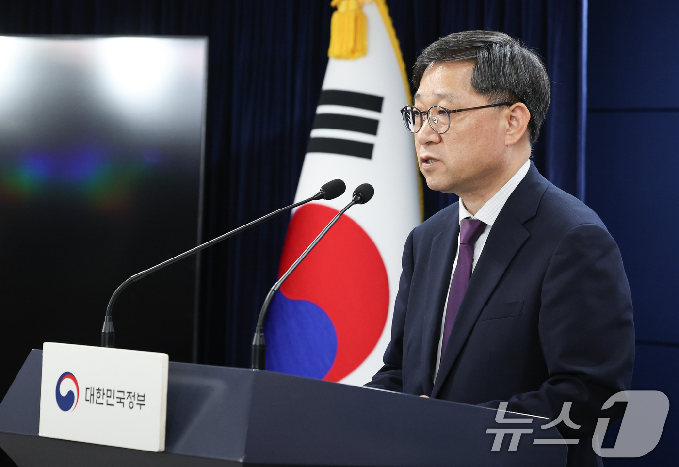 (서울=뉴스1) 허경 기자 = 정윤순 보건복지부 보건의료정책실장이 9일 서울 종로구 정부서울청사에서 응급의료 등 비상진료 대응 관련 브리핑을 하고 있다. 2024.9.9/뉴스1