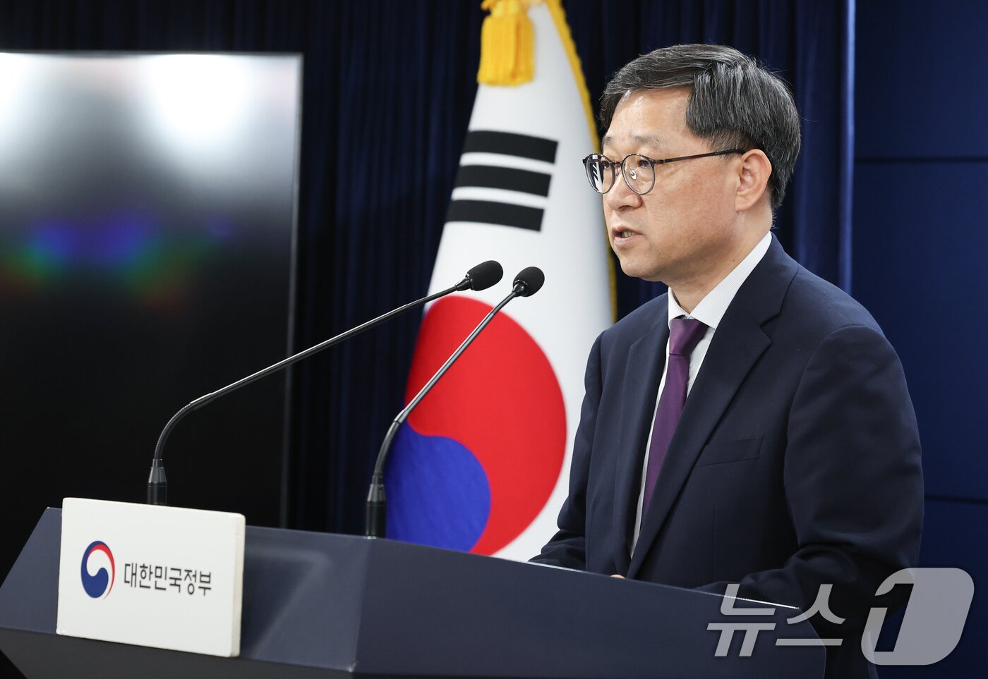 본문 이미지 - 정윤순 보건복지부 보건의료정책실장이 9일 서울 종로구 정부서울청사에서 응급의료 등 비상진료 대응 관련 브리핑을 하고 있다. 2024.9.9/뉴스1 ⓒ News1 허경 기자