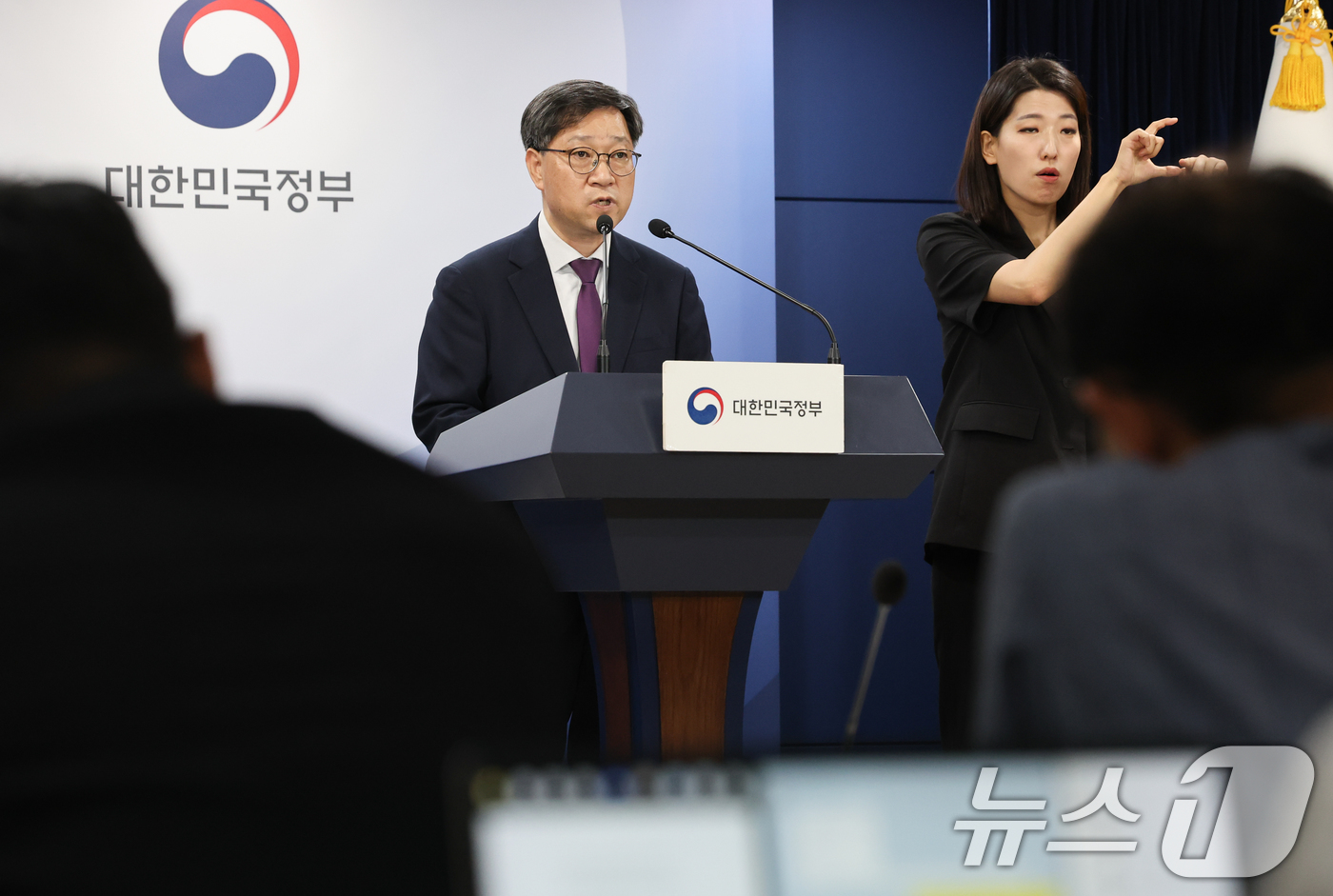(서울=뉴스1) 허경 기자 = 정윤순 보건복지부 보건의료정책실장이 9일 서울 종로구 정부서울청사에서 응급의료 등 비상진료 대응 관련 브리핑을 하고 있다. 2024.9.9/뉴스1