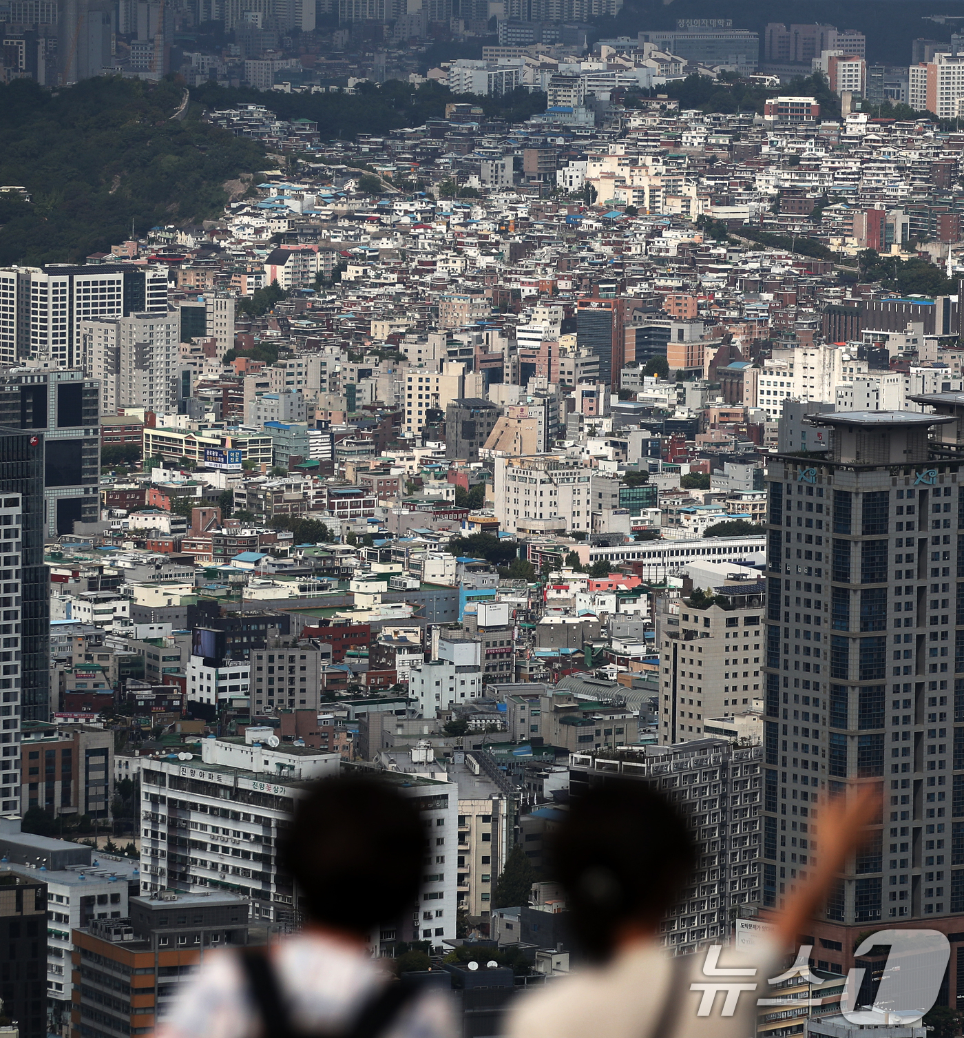 (서울=뉴스1) 오대일 기자 = 정부가 서울 등 수도권 핵심 입지에 신규 주택 공급을 늘리겠다는 의지를 재차 밝혔다. 집값 안정의 핵심은 결국 실수요 선호도가 높은 주요 입지에 추 …