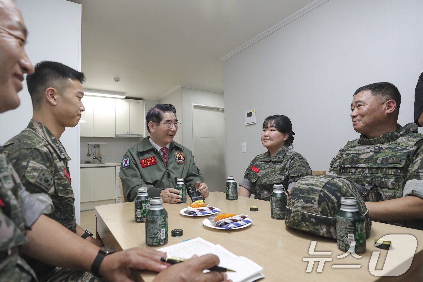 본문 이미지 - 김용현 국방부 장관이 9일 해병대 제2사단 간부숙소를 방문해 초급간부와 환담하고 있다. (국방부 제공) 2024.9.9/뉴스1