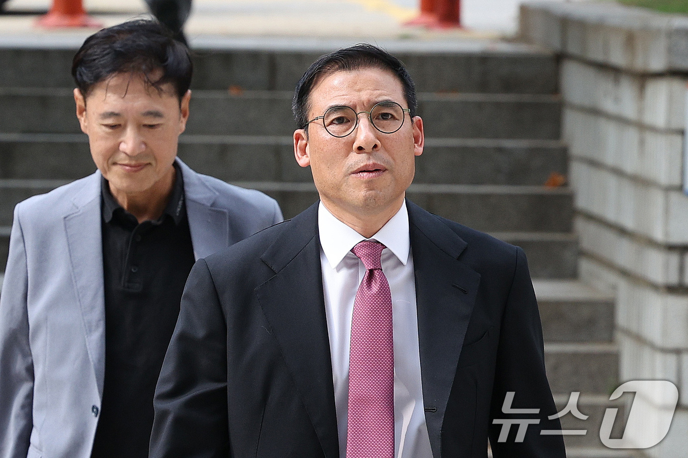 (서울=뉴스1) 신웅수 기자 = 효성가(家) 차남인 조현문 전 효성 부사장이 9일 오후 서울 서초구 서울중앙지방법원에서 열린 강요미수 혐의 공판에 출석하고 있다. 2024.9.9/ …