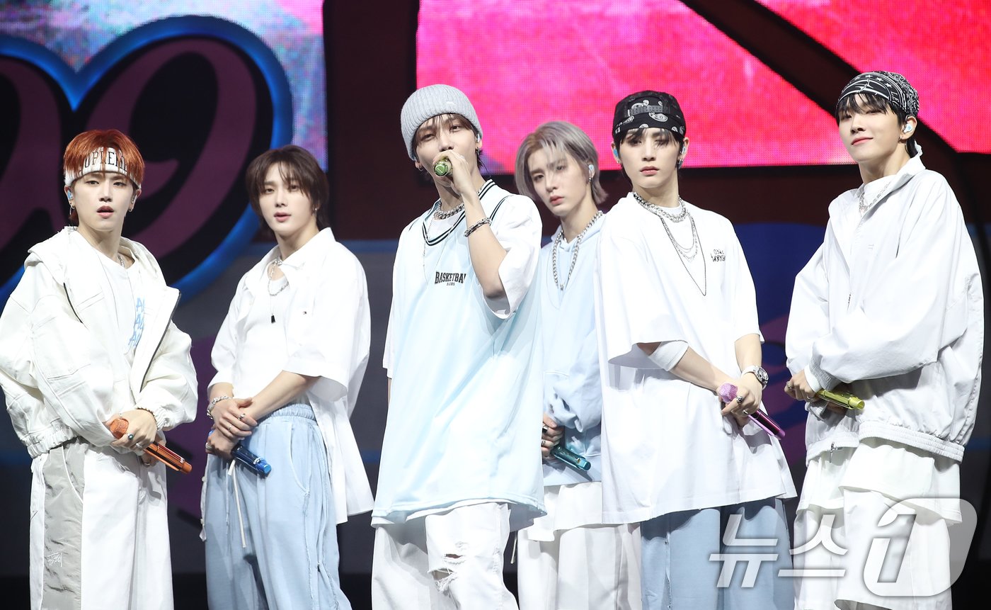 본문 이미지 - 보이넥스트도어(BOYNEXTDOOR)가 9일 오후 서울 용산구 한남동 블루스퀘어에서 가진 미니 3집 앨범 '19.99' 발매 기념 쇼케이스에서 신곡 ‘부모님 관람불가’를 선보이고 있다. 2024.9.9/뉴스1 ⓒ News1 권현진 기자