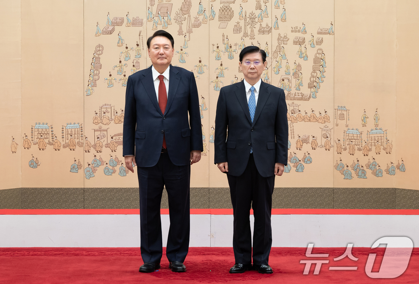 (서울=뉴스1) 송원영 기자 = 윤석열 대통령이 9일 용산 대통령실 청사에서 박종준 신임 대통령 경호처장에게 임명장을 수여한 뒤 기념 촬영을 하고 있다. (대통령실 제공) 2024 …