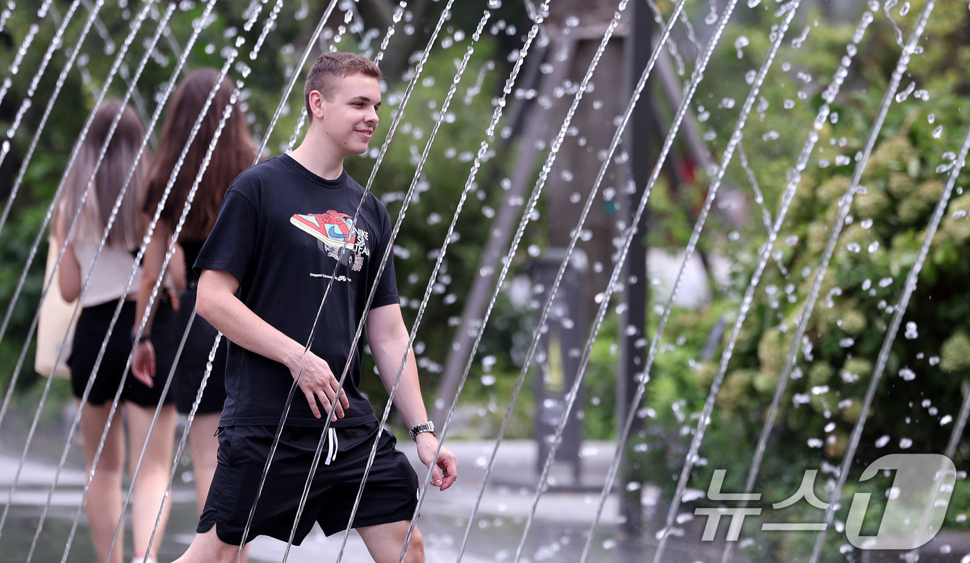 (서울=뉴스1) 박지혜 기자 = 34도까지 오르면서 9월 상순 기준 89년 만에 가장 더운 날씨를 기록한 9일 오후 서울 광화문광장에서 외국인관광객이 분수터널을 거닐며 더위를 식히 …