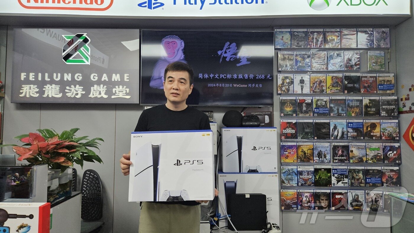 본문 이미지 - 중국 광둥성 선전 화창베이의 한 전자상가에서 게임 전문 매장을 운영하고 있는 천 씨가 플레이스테이션5(PS5)를 들고 있다. ⓒ News1 정은지 특파원