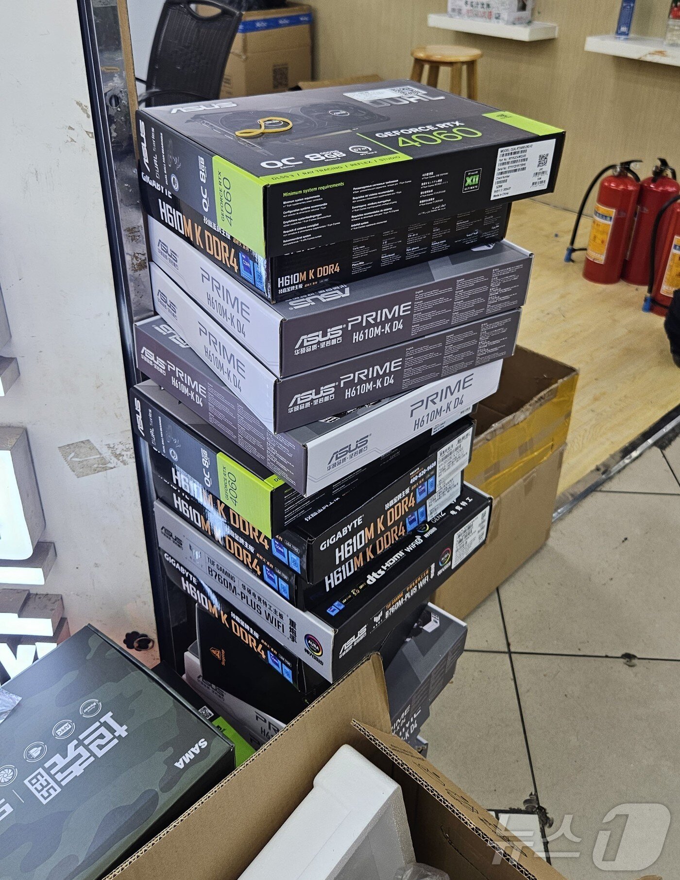 본문 이미지 - 중국 광둥선 선전 화창베이 전자상가에 컴퓨터 부품들이 쌓여있다. ⓒ News1 정은지 특파원