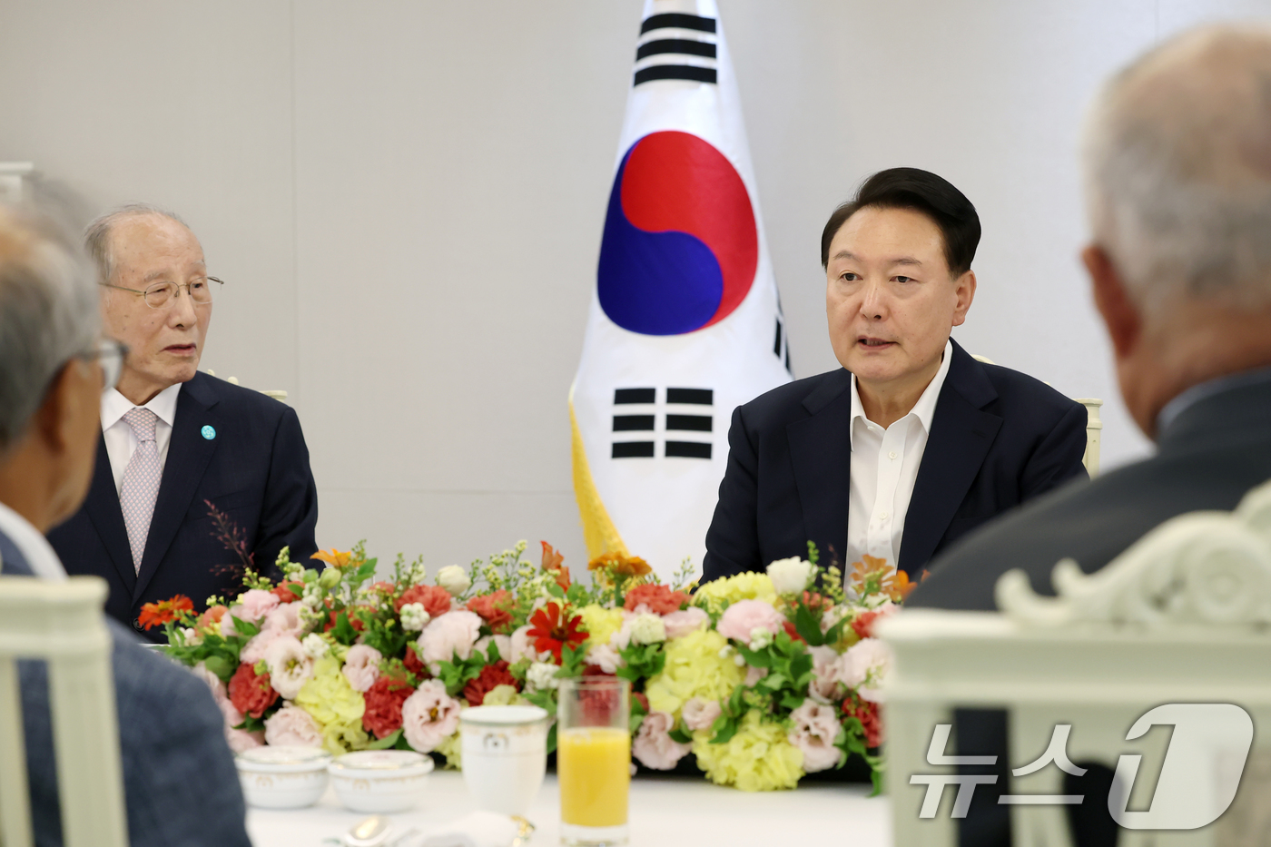 (서울=뉴스1) 송원영 기자 = 윤석열 대통령이 9일 용산 대통령실 청사에서 한국 원자력 산업 발전 원로들과 함께 오찬 간담회를 하고 있다.이날 오찬 간담회에는 이종훈 전 한국전력 …