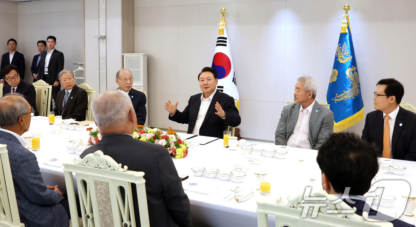 (서울=뉴스1) 송원영 기자 = 윤석열 대통령이 9일 용산 대통령실 청사에서 한국 원자력 산업 발전 원로들과 함께 오찬 간담회를 하고 있다.이날 오찬 간담회에는 이종훈 전 한국전력 …