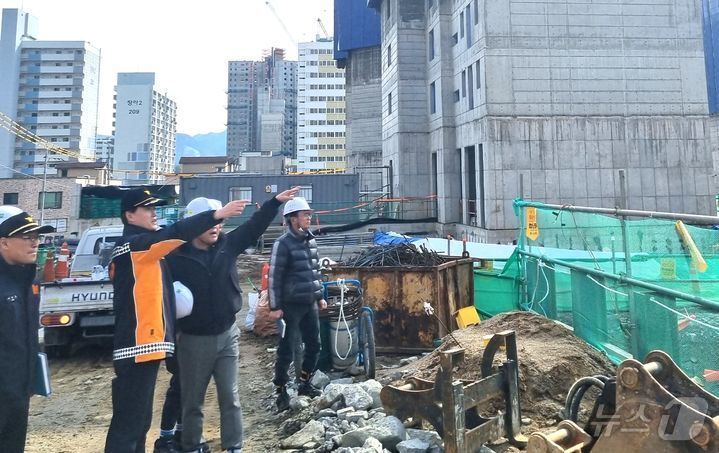 본문 이미지 - 제천소방서가 한 신축 아파트 현장을 점검하는 모습.2024.9.16/뉴스1