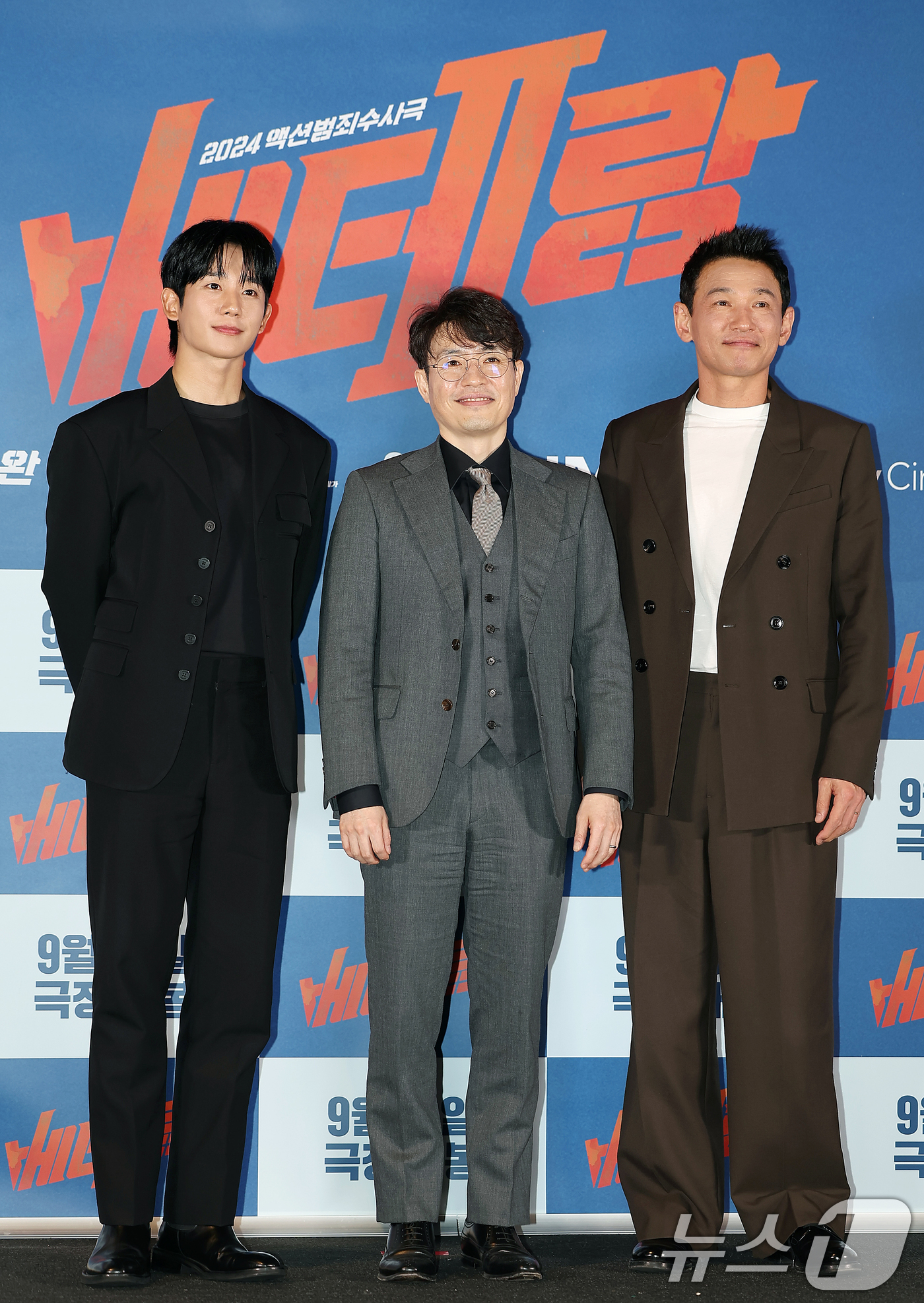 (서울=뉴스1) 김진환 기자 = 배우 정해인(왼쪽부터), 류승완 감독, 배우 황정민이 9일 오후 서울 용산구 아이파크몰 CGV에서 열린 영화 '베테랑2' 기자간담회에서 포즈를 취하 …