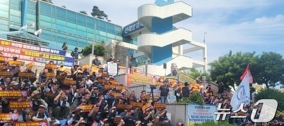본문 이미지 - 한국노총 전국공공노동조합연맹 250여 명이 지난 5월 부산항만공사 앞에서 부산항보안공사 청원 경찰의 처우 개선을 촉구하는 총력 결의대회를 하고 있다.2024.5.29.(BPS 제공)