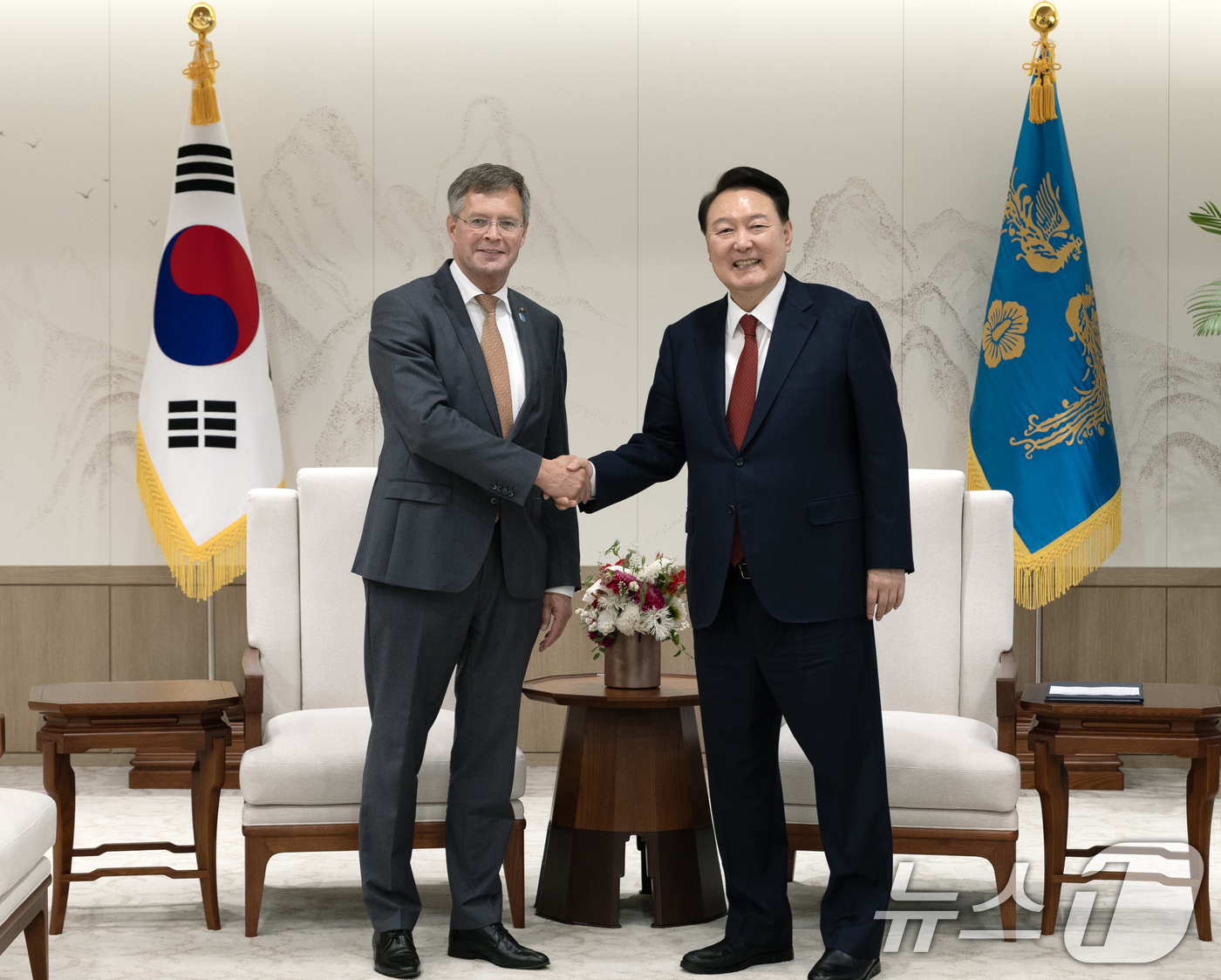 (서울=뉴스1) 송원영 기자 = 윤석열 대통령이 9일 용산 대통령실 청사에서 얀 피터 발케넨데 네덜란드 전 총리와 접견하고 있다. (대통령실 제공) 2024.9.9/뉴스1