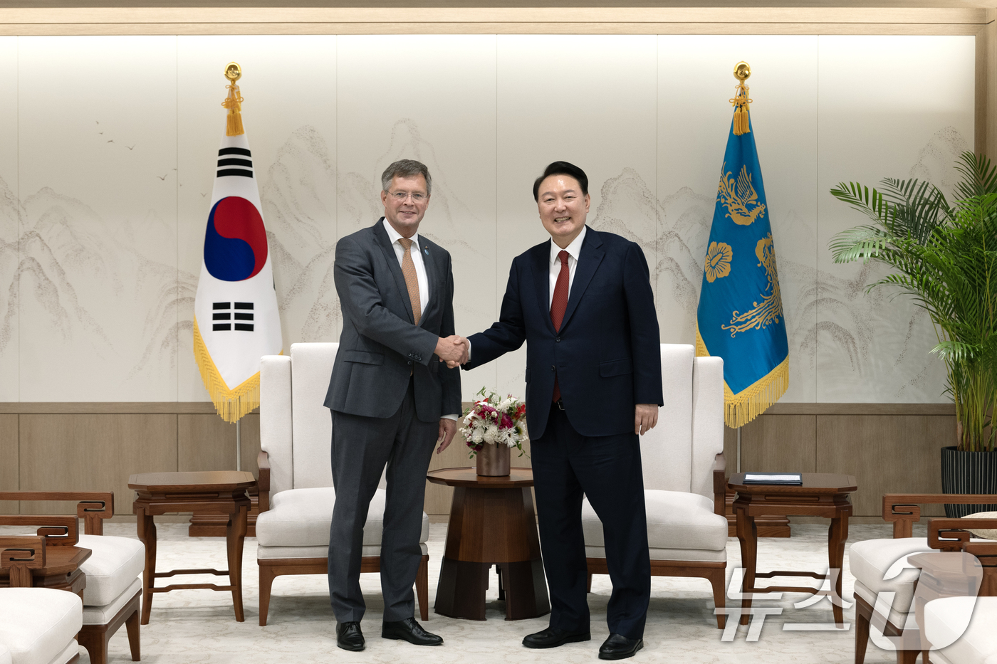 (서울=뉴스1) 송원영 기자 = 윤석열 대통령이 9일 용산 대통령실 청사에서 얀 피터 발케넨데 네덜란드 전 총리와 접견하고 있다. (대통령실 제공) 2024.9.9/뉴스1