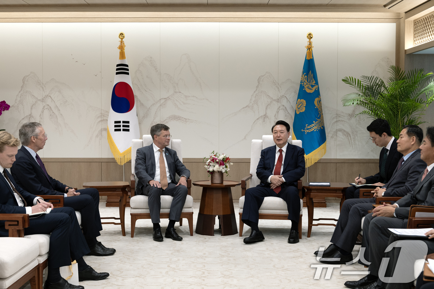(서울=뉴스1) 송원영 기자 = 윤석열 대통령이 9일 용산 대통령실 청사에서 얀 피터 발케넨데 네덜란드 전 총리와 접견하고 있다. (대통령실 제공) 2024.9.9/뉴스1