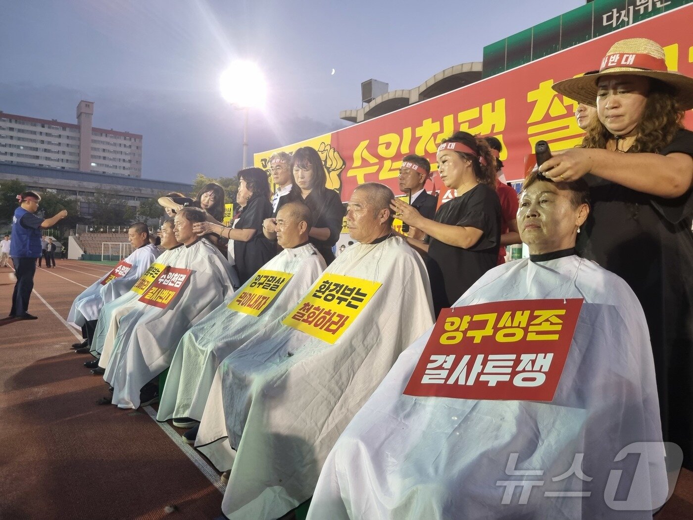 본문 이미지 - 9일 강원 양구 종합운동장에서 수입천댐 건설 반대 양구군민 궐기대회가 열렸다. 궐기대회에 참여한 우동화 양구군 이장연합회장, 도·군의회 의원 등 6명이 건설계획 백지화를 촉구하며 삭발식을 하고 있다.(양구군 제공) 2024.9.9./뉴스1 ⓒ News1 이종재 기자