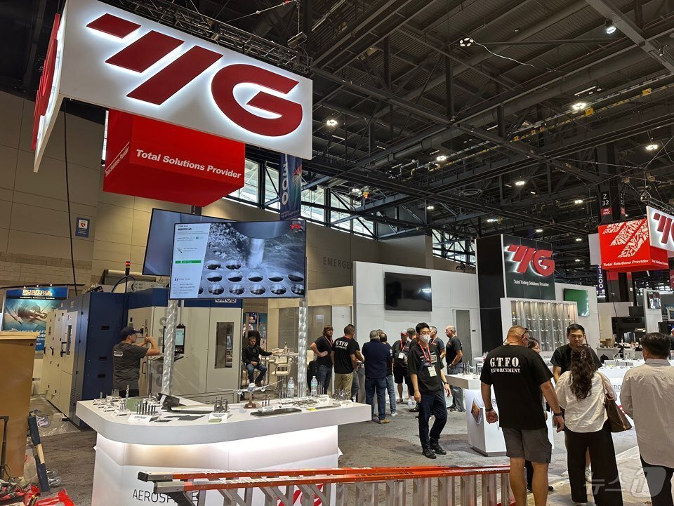 본문 이미지 - 전시회 개막 하루 전인 8일 막바지 전시 준비가 한창인 맥코믹 플레이스 서쪽 전시관 풍경. 글로벌 툴링 솔루션 공급업체인 YG-1은 올해 IMTS 2024에 한국 업체로는 최대 규모로 참석한다. 2024.09.09/ ⓒ 뉴스1 박영주 통신원