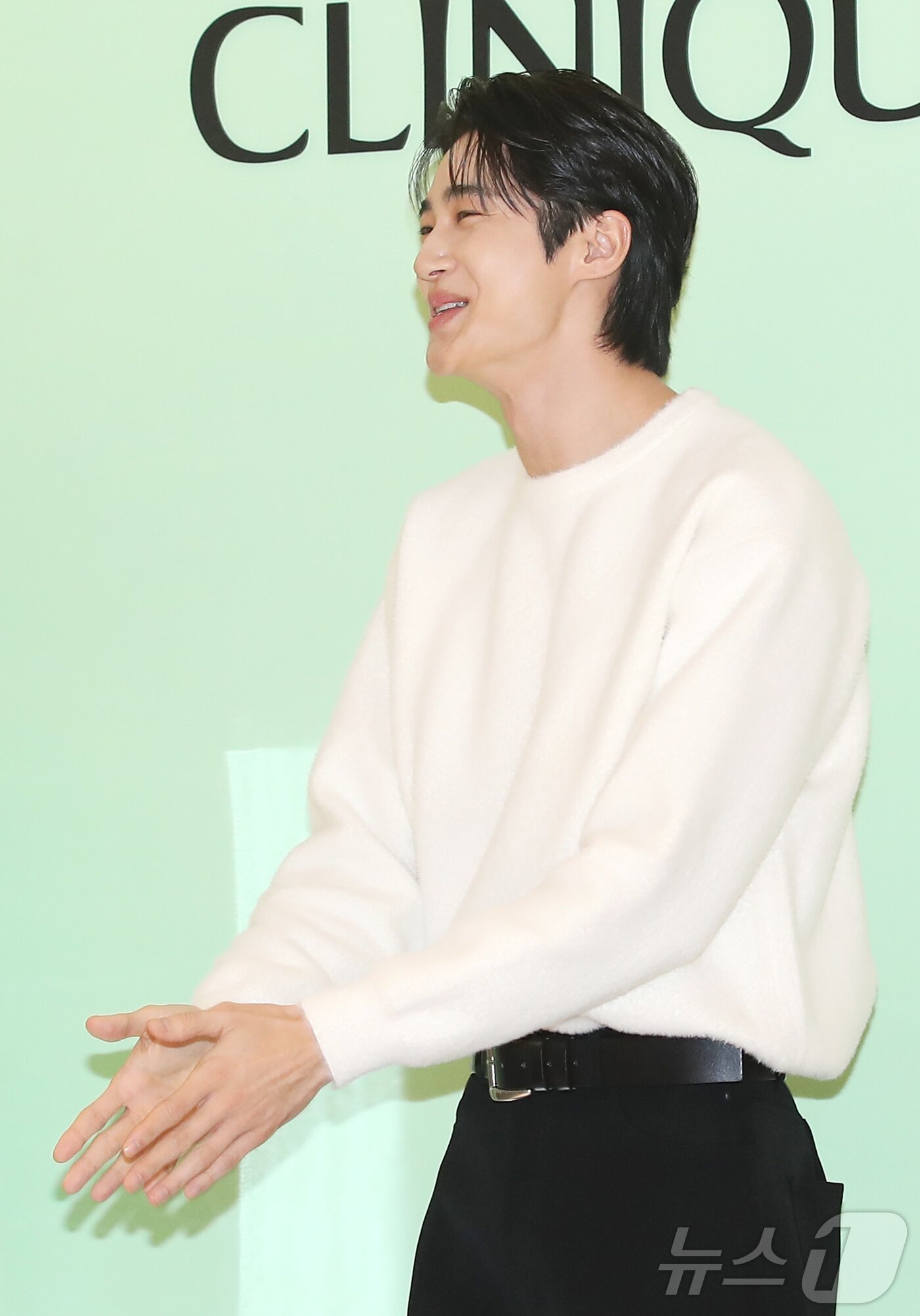 본문 이미지 - 배우 변우석이 9일 서울 송파구 잠실롯데백화점에서 열린 뷰티 브랜드 포토행사에 참석해 취재진의 윙크 요청에 난감해 하고 있다. ⓒ News1 권현진 기자