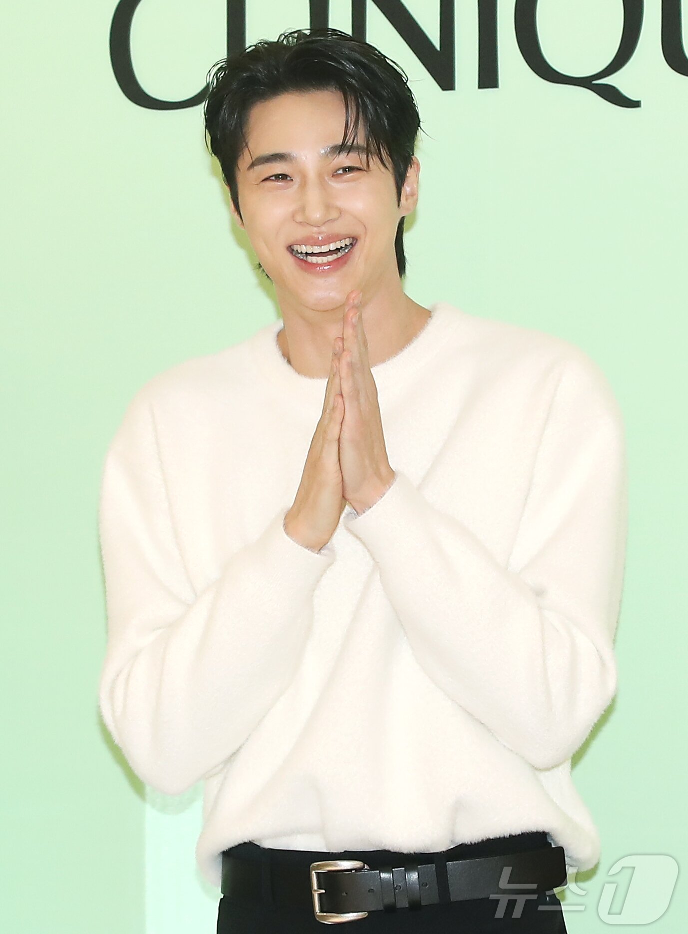 본문 이미지 - 배우 변우석이 9일 서울 송파구 잠실롯데백화점에서 열린 뷰티 브랜드 포토행사에 참석해 윙크를 해 달라는 취재진 요청에 미소를 짓고 있다. ⓒ News1 권현진 기자