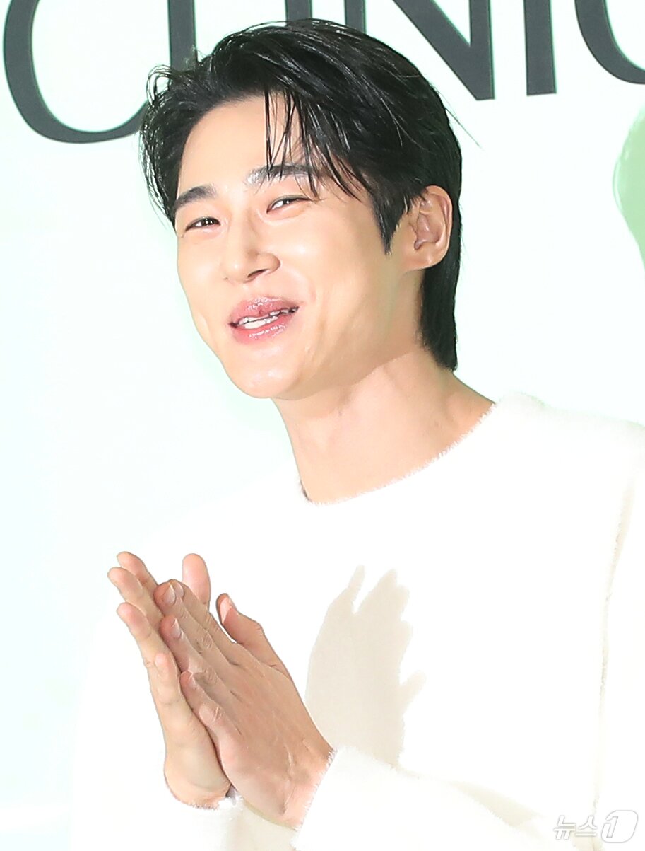 본문 이미지 - 배우 변우석이 9일 서울 송파구 잠실롯데백화점에서 열린 뷰티 브랜드 포토행사에 참석해 근사한 미소로 팬심을 홀리고 있다. ⓒ News1 권현진 기자