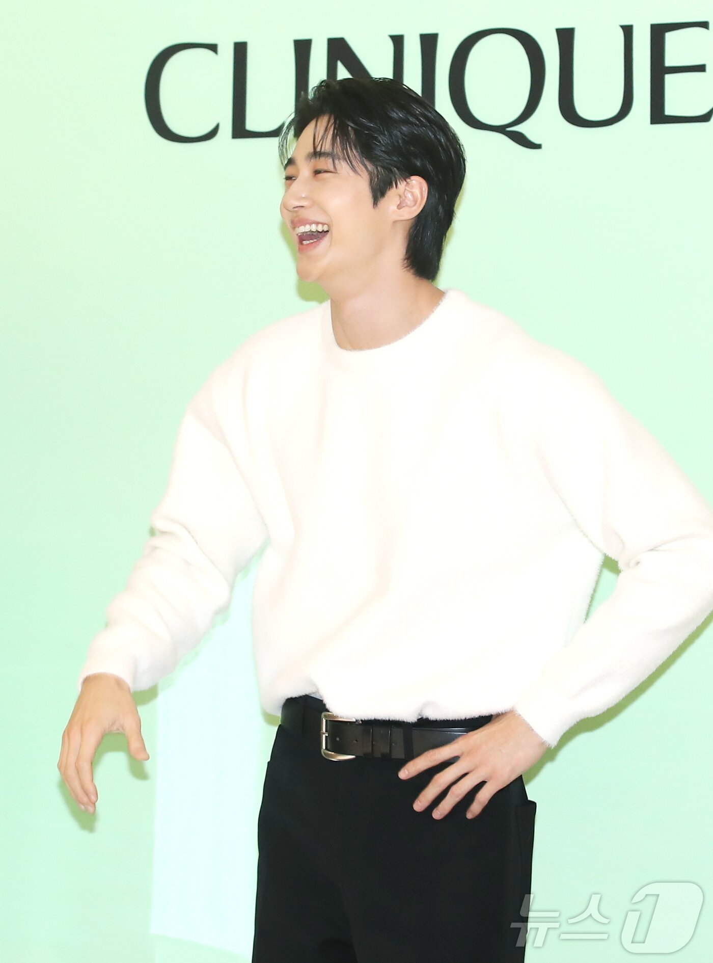 본문 이미지 - 배우 변우석이 9일 서울 송파구 잠실롯데백화점에서 열린 뷰티 브랜드 포토행사에서 윙크를 해달라는 취재진의 요청에 수줍은 미소를 짓고 있다. ⓒ News1 권현진 기자