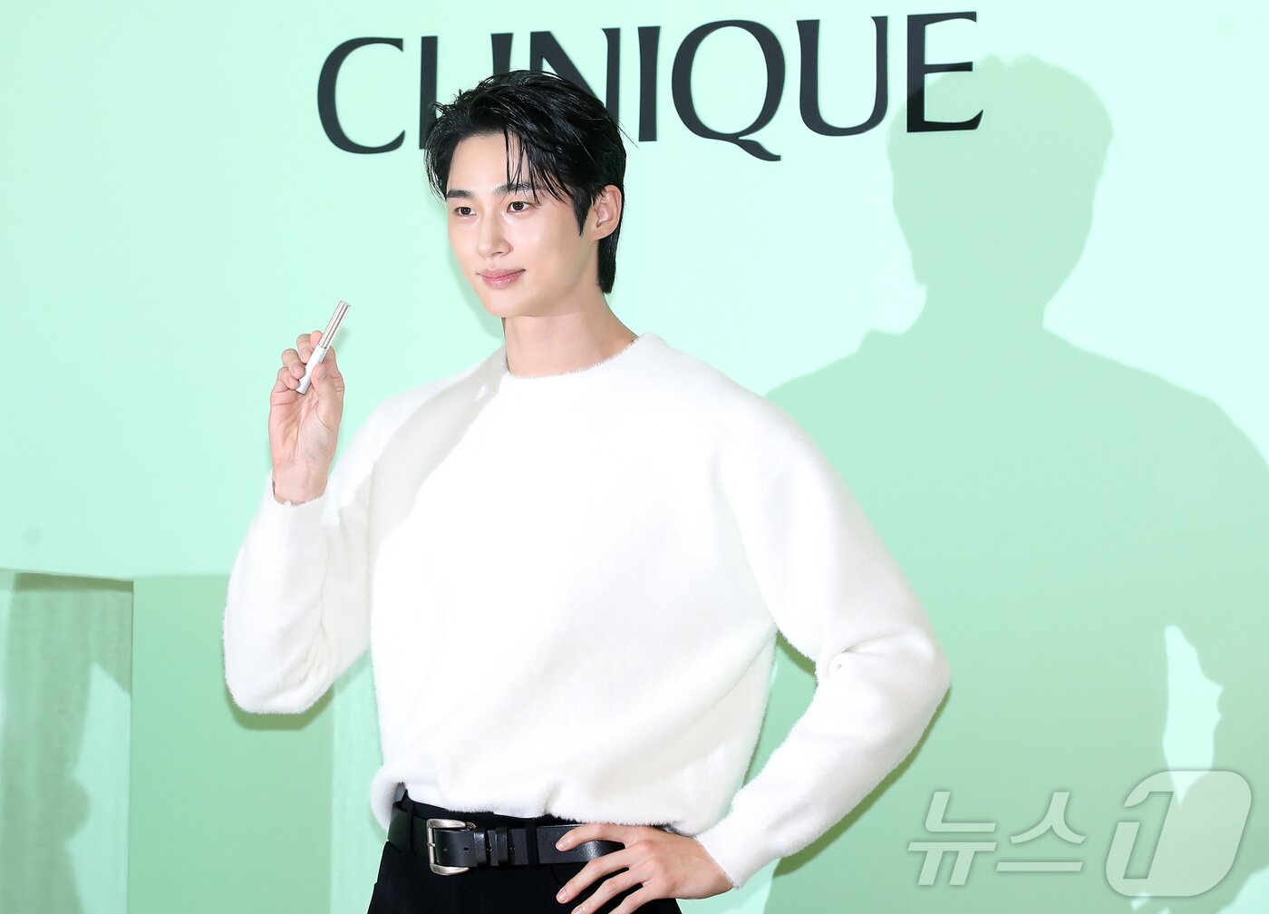 본문 이미지 - 배우 변우석이 9일 서울 송파구 잠실롯데백화점에서 열린 뷰티 브랜드 포토행사에 참석해 포즈를 취하고 있다. ⓒ News1 권현진 기자