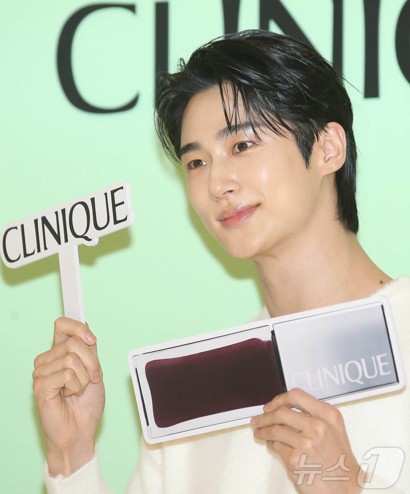 본문 이미지 - 배우 변우석이 9일 서울 송파구 잠실롯데백화점에서 열린 뷰티 브랜드 포토행사에 참석해 포즈를 취하고 있다. ⓒ News1 권현진 기자