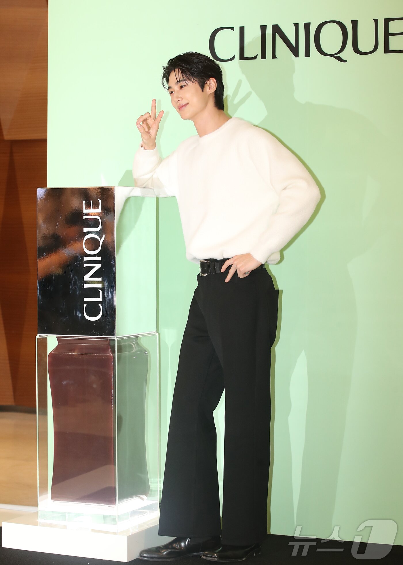 본문 이미지 - 배우 변우석이 9일 서울 송파구 잠실롯데백화점에서 열린 뷰티 브랜드 포토행사에 참석해 포즈를 취하고 있다. ⓒ News1 권현진 기자