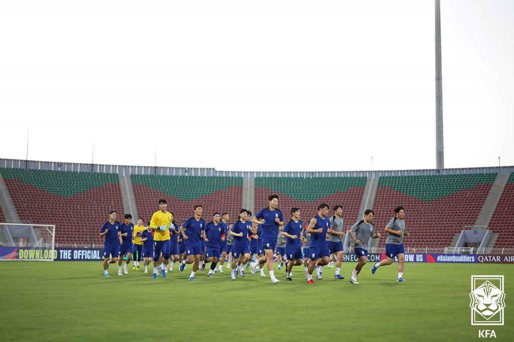 (서울=뉴스1) = 대한민국 축구대표팀 선수들이 9일 오만 술탄 카부스 경기장에서 북중미 월드컵 3차 예선 오만전을 앞두고 팀 훈련을 하고 있다. (대한축구협회 제공) 2024.9 …