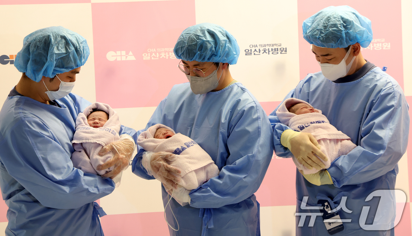 2025년 새해 첫날 태어난 아이들 뉴스1